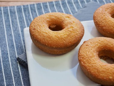 Kahverengi donuts ve çatal