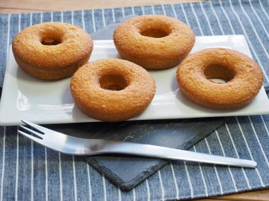 Kahverengi donuts ve çatal