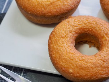Kahverengi donuts ve çatal