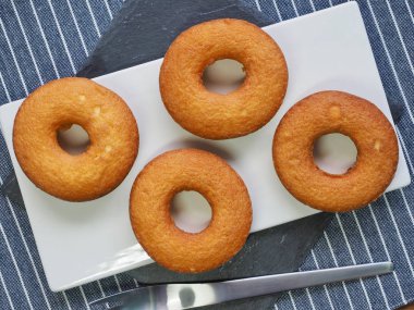 Kahverengi donuts ve çatal