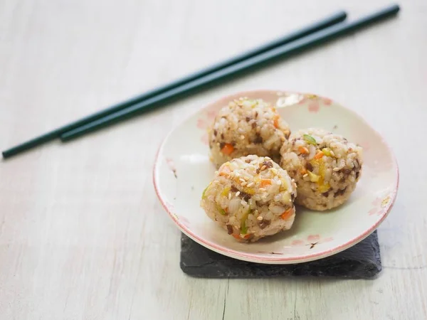 Asya gıda et ve sebze pirinç topları ve turşu turp