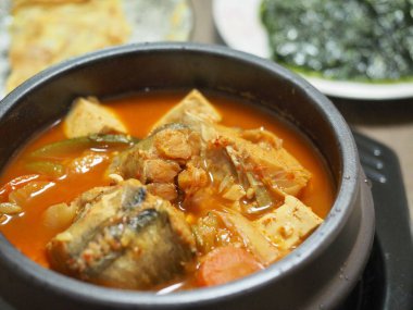  Kore yemeği baharatlı balık güveç