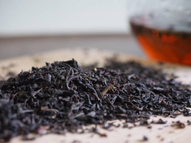 Beyaz arka plan siyah çay yaprak