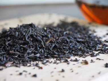 Beyaz arka plan siyah çay yaprak