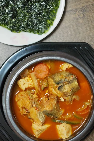 韓国料理のスパイシーな魚のシチュー — ストック写真
