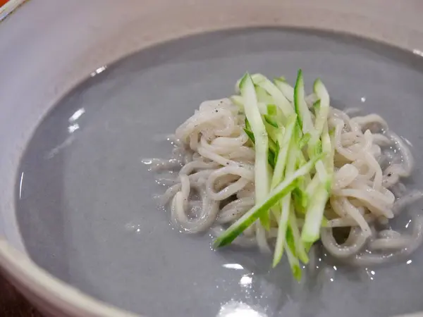 韓国料理豆麺 豆の冷たいスープ麺 — ストック写真