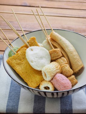 Asya yemeği balık keki, balık ezmesi, eomuk.