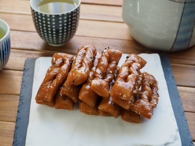 Kore geleneksel tatlılar Yakgwa ve yeşil çay, bal tanımlama bilgisi 