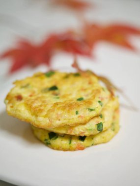 Çörek ve kahve, şeker tozu çörek