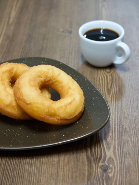 Çörek ve kahve, şeker tozu çörek