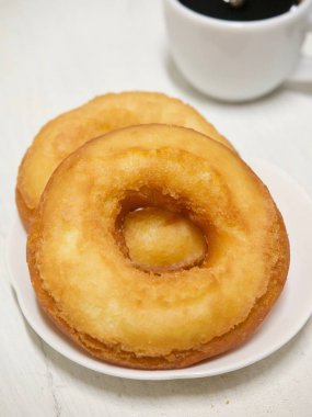 Çörek ve kahve, şeker tozu çörek