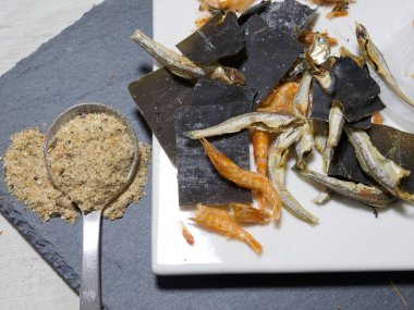 Kurutulmuş deniz ürünleri, kurutulmuş hamsi ve kelp, toz çorba için