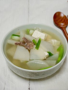 Kore yemeği et turp çorbası