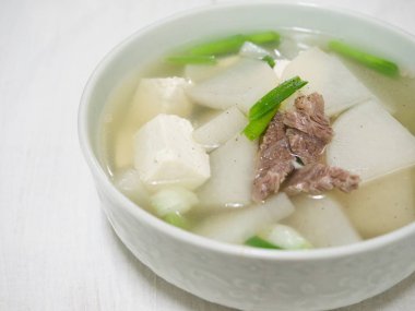 Kore yemeği et turp çorbası