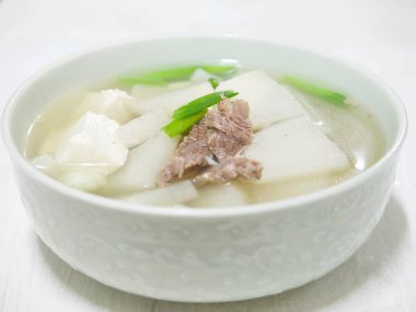 Kore yemeği et turp çorbası
