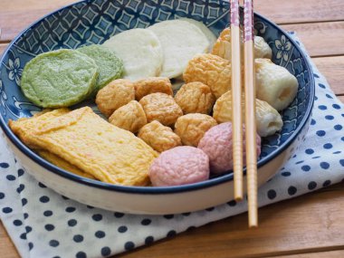 Asya yemeği balık keki, balık ezmesi, eomuk.