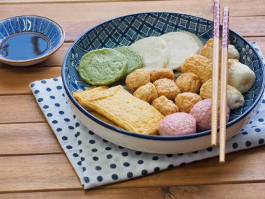 Asya yemeği balık keki, balık ezmesi, eomuk.