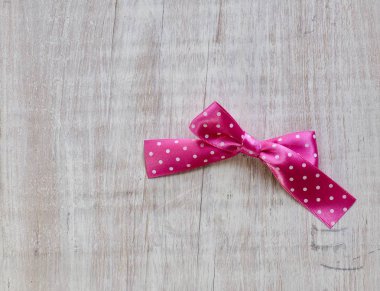 Pembe kurdele ile beyaz arka plan