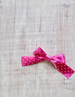 Pembe kurdele ile beyaz arka plan