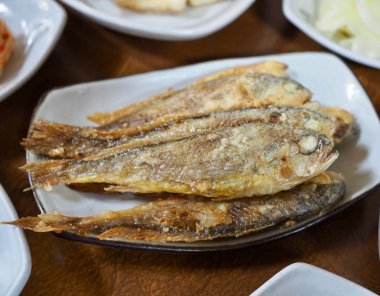 Kore yemeği ızgara kurbağa, sarı corvina