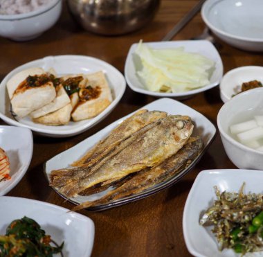 Kore yemeği ızgara kurbağa, sarı corvina