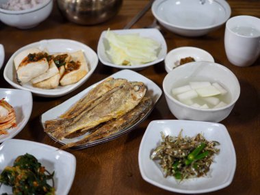 Kore yemeği ızgara kurbağa, sarı corvina