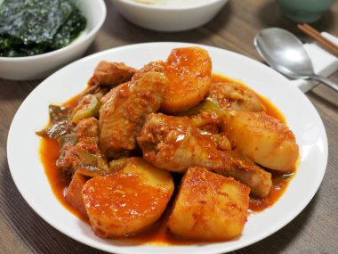 Kore yemeği kızarmış baharatlı tavuk