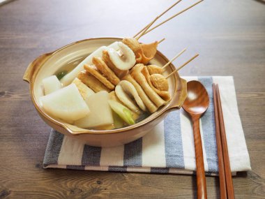 Asya yemeği Balık güveci, eomuk tang