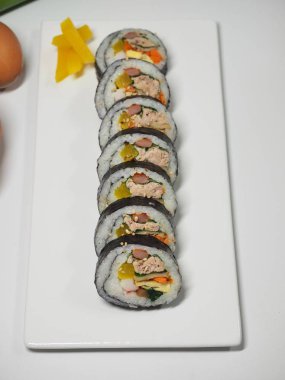 Kore yemeği ton balığı kimbap