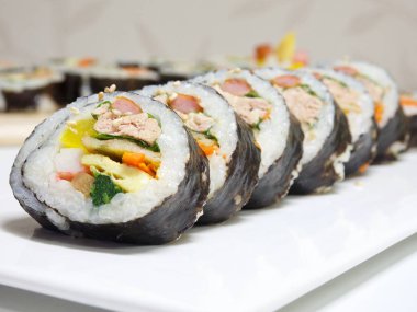 Kore yemeği ton balığı kimbap