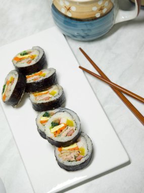 Kore yemeği ton balığı kimbap