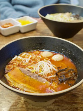 Japon yemekleri Aka ramen
