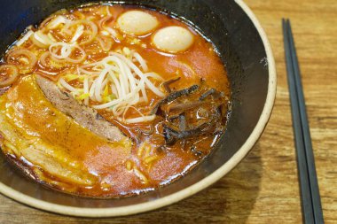 Japon yemekleri Aka ramen