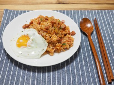 Kore yemeği Kimchi kızarmış pilav.