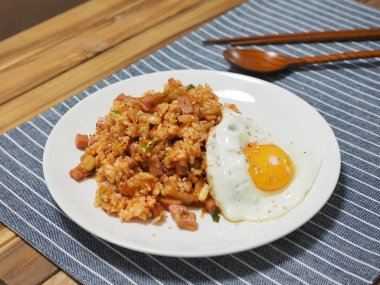 Kore yemeği Kimchi kızarmış pilav.