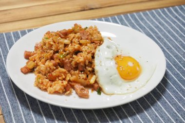 Kore yemeği Kimchi kızarmış pilav.