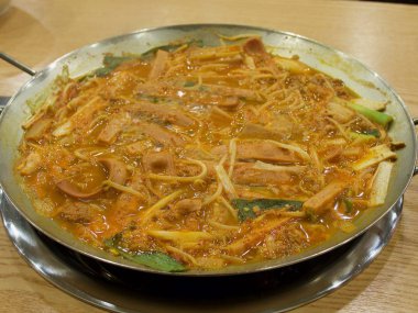 Kore yemeği sucuk baharatlı güveç