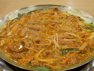 Kore yemeği sucuk baharatlı güveç