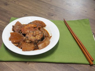 Kore yemeği haşlanmış uskumru