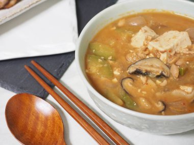 Kore yemeği Chungkukjang, soya fasulyesi mayalanmış yiyecek.