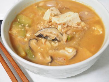 Kore yemeği Chungkukjang, soya fasulyesi mayalanmış yiyecek.