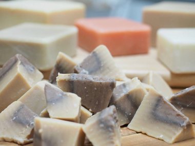 Çeşitli doğal sabunlar, banyo sabunu