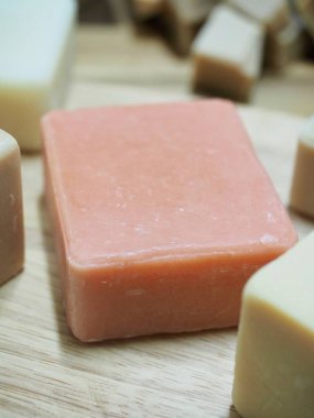 Çeşitli doğal sabunlar, banyo sabunu