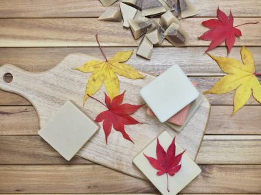 Çeşitli doğal sabunlar, sonbahar, akçaağaç yaprağı