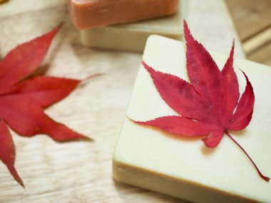 Çeşitli doğal sabunlar, sonbahar, akçaağaç yaprağı