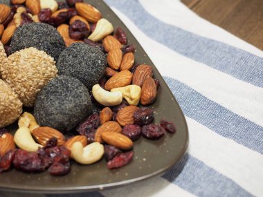  Asya gıda susam yapışkan pirinç keki, siyah susam yapışkan pirinç keki, fındık karışımı