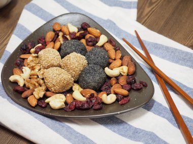  Asya gıda susam yapışkan pirinç keki, siyah susam yapışkan pirinç keki, fındık karışımı