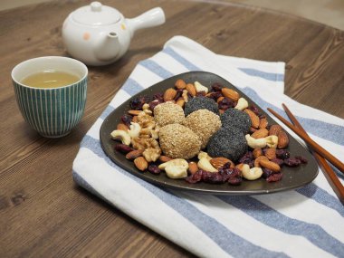  Asya gıda susam yapışkan pirinç keki, siyah susam yapışkan pirinç keki, fındık karışımı