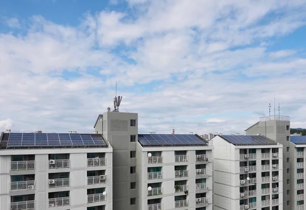 太陽電池パネルと韓国のアパート — ストック写真