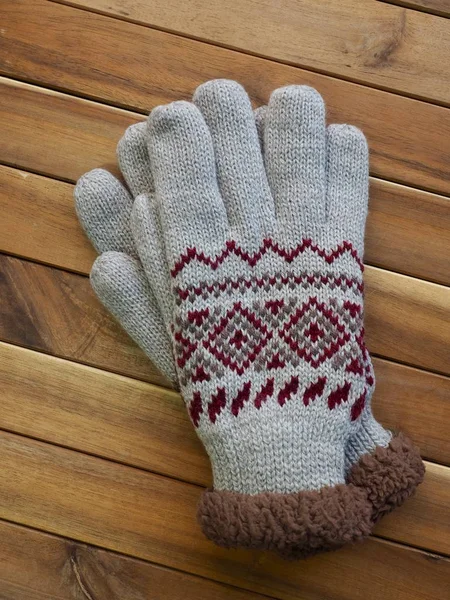 Holzhintergrund Und Winterhandschuhe — Stockfoto